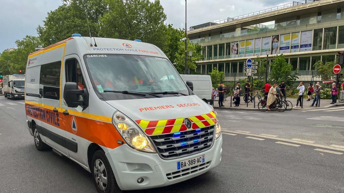 Una ambulancia de los servicios de emergencia franceses en una imagen de archivo.