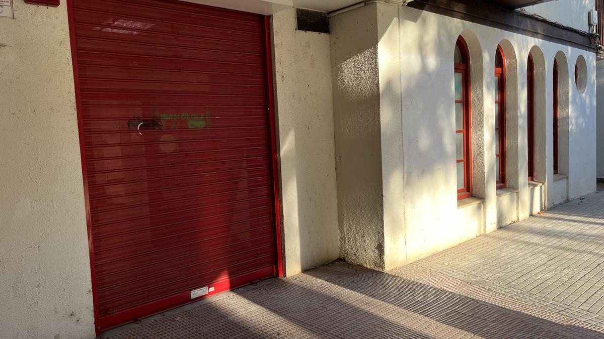 El exterior del local que albergó el antiguo centro de salud, en los bajos de la calle Errekabarren.