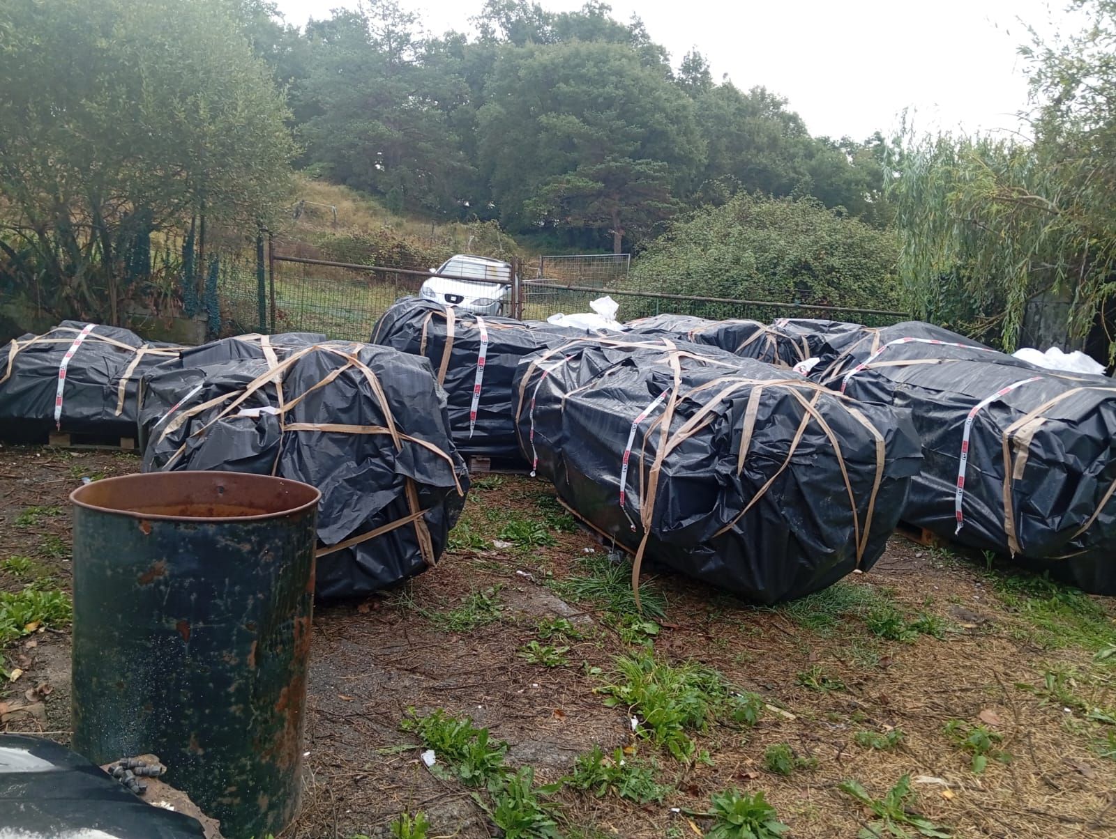 Material con fibrocemento retirado de Las Caserías en Artziniega