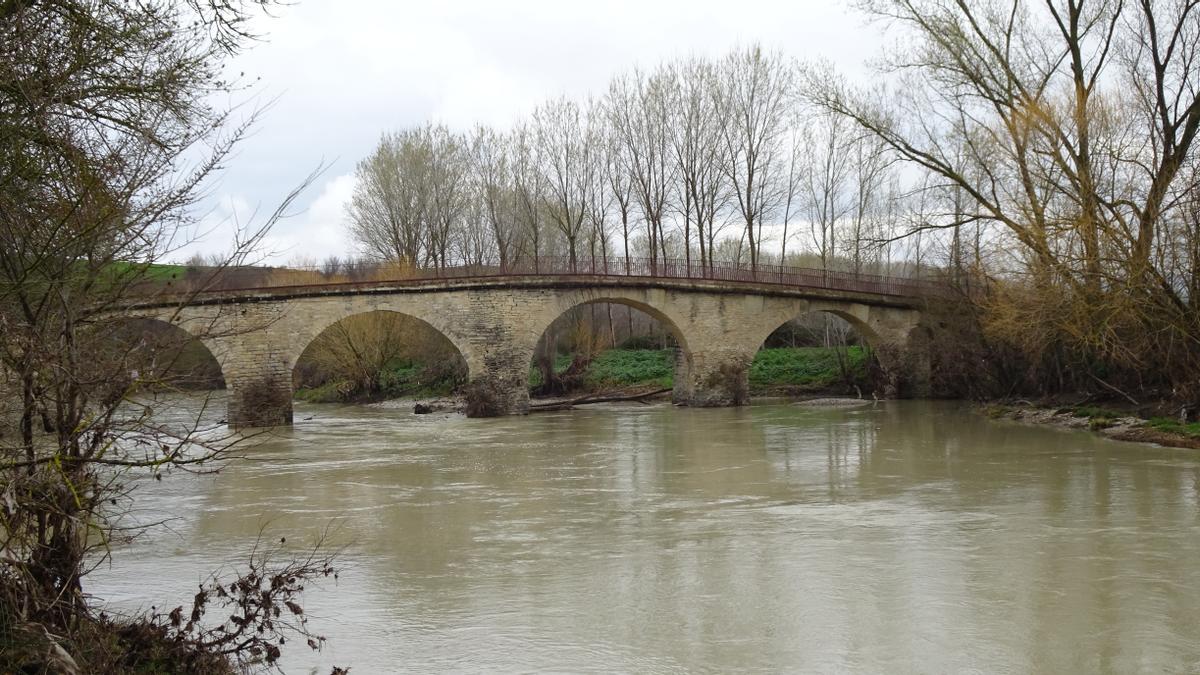 El puente de Isterria, en Ibero, es el último por el que pasar el Arga antes de alcanzar el río Aragón.