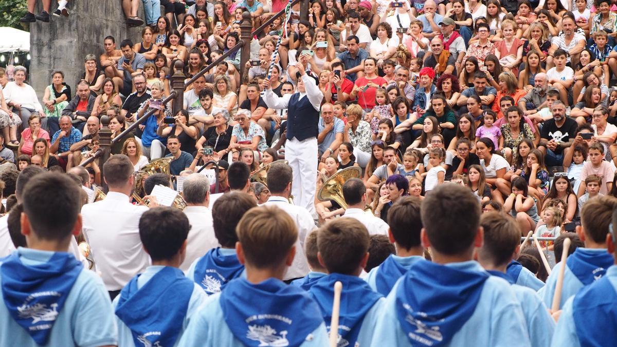 La tamborrada infantil es una de las celebraciones más multitudinarias de las fiestas de Mutriku