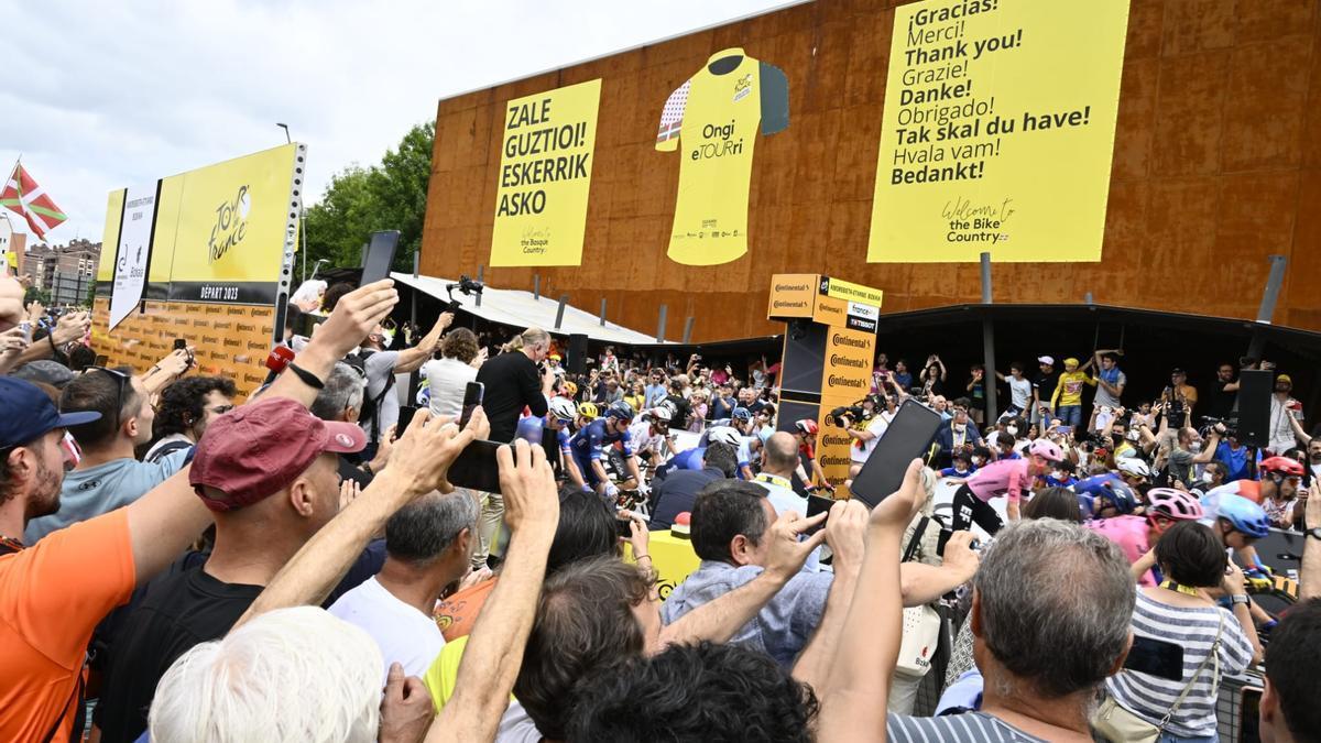 En imágenes: la afición vasca en Amorebieta en la salida de la tercera etapa del Tour