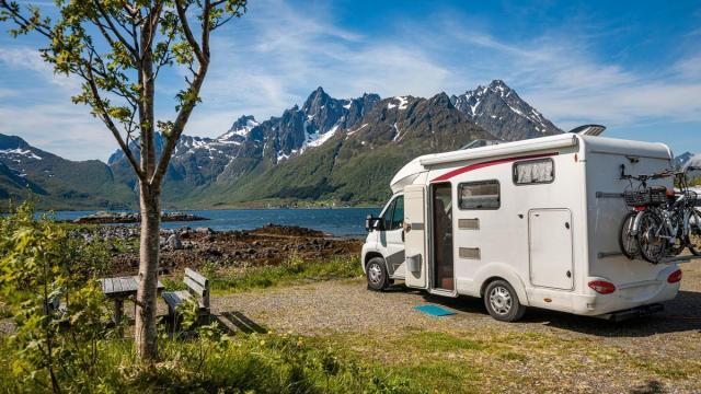 Una autocaravana, aparcada ante un paisaje espectacular.