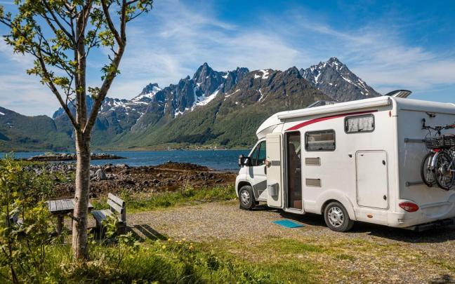 Una autocaravana, aparcada ante un paisaje espectacular.
