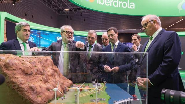 Imanol Pradales durante su visita en el pabellón que Iberdrola tiene en ENLIT Europe