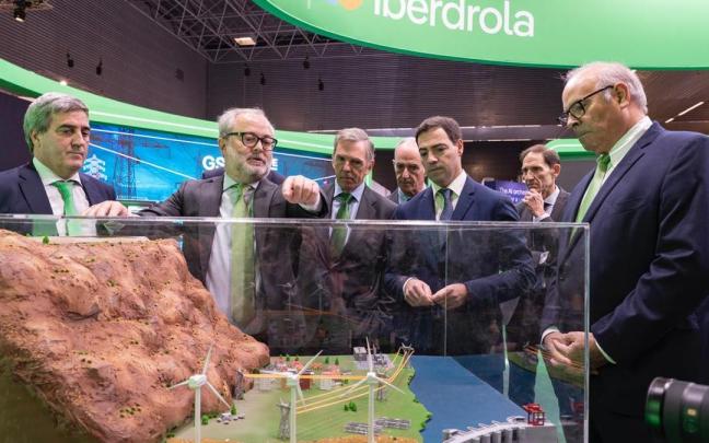 Imanol Pradales durante su visita en el pabellón que Iberdrola tiene en ENLIT Europe