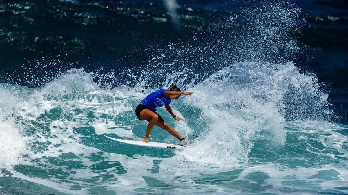 Nadia Erostarbe surfeando. Foto: JERSSON BARBOZA