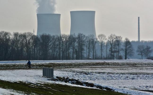 Una planta de energía nuclear. Una planta de energía nuclear.