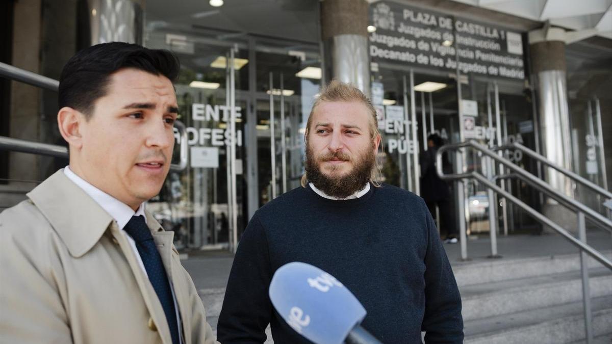 Germán Núñez, uno de los seis investigados por un presunto delito de amenazas contra el presidente del Gobierno, Pedro Sánchez, y su abogado, Julen Martínez, responden a los medios a la salida de los Juzgados de Plaza de Castilla,