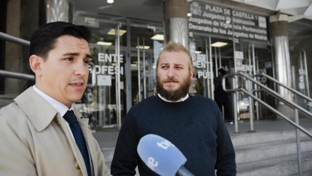 Germán Núñez, uno de los seis investigados por un presunto delito de amenazas contra el presidente del Gobierno, Pedro Sánchez, y su abogado, Julen Martínez, responden a los medios a la salida de los Juzgados de Plaza de Castilla,