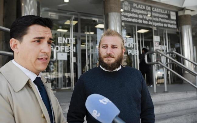 Germán Núñez, uno de los seis investigados por un presunto delito de amenazas contra el presidente del Gobierno, Pedro Sánchez, y su abogado, Julen Martínez, responden a los medios a la salida de los Juzgados de Plaza de Castilla,
