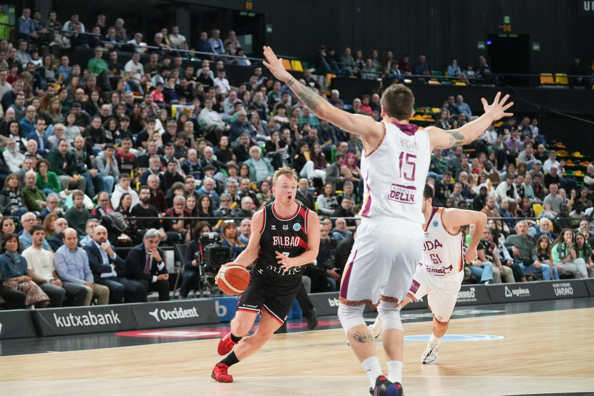 Harald Frey progresa en el choque semifinal jugado contra el Dijon en el Bilbao Arena. / JOSÉ MARI MARTÍNEZ