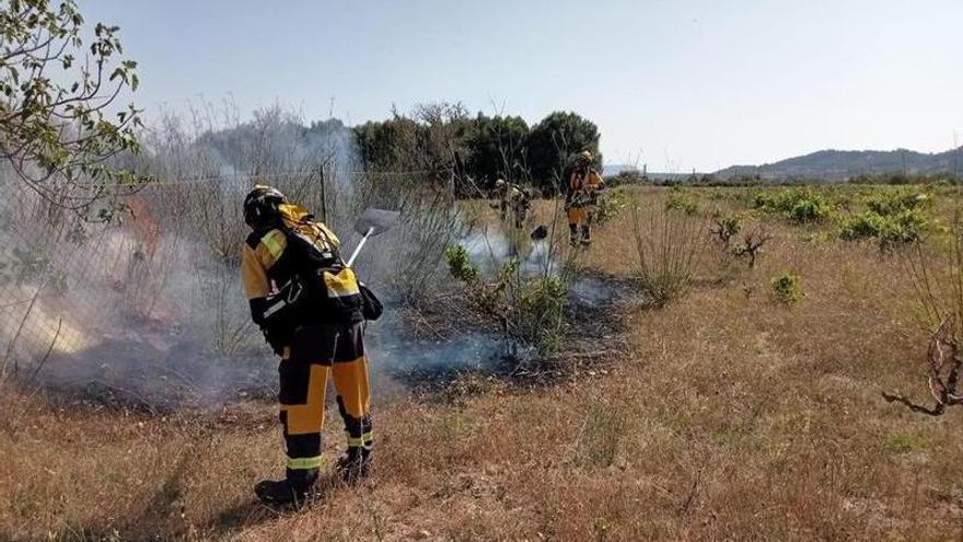 Un bombero sofoca un incendio forestal en Mallorca.