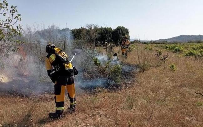 Un bombero sofoca un incendio forestal en Mallorca. Un bombero sofoca un incendio forestal en Mallorca.