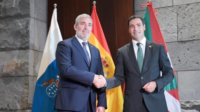 El presidente de Canarias, Fernando Clavijo, y el Lehendakari vasco, Imanol Pradales, estrechan las manos durante la firma de un protocolo para el desarrollo de iniciativas conjuntas en el ámbito de la I+D+i