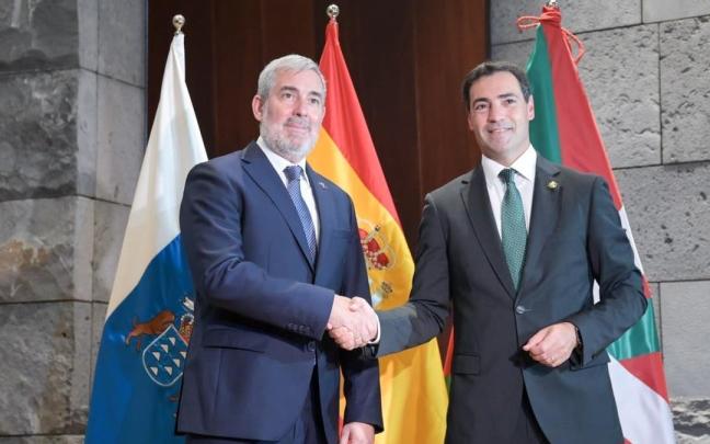 El presidente de Canarias, Fernando Clavijo, y el Lehendakari vasco, Imanol Pradales, estrechan las manos durante la firma de un protocolo para el desarrollo de iniciativas conjuntas en el ámbito de la I+D+i