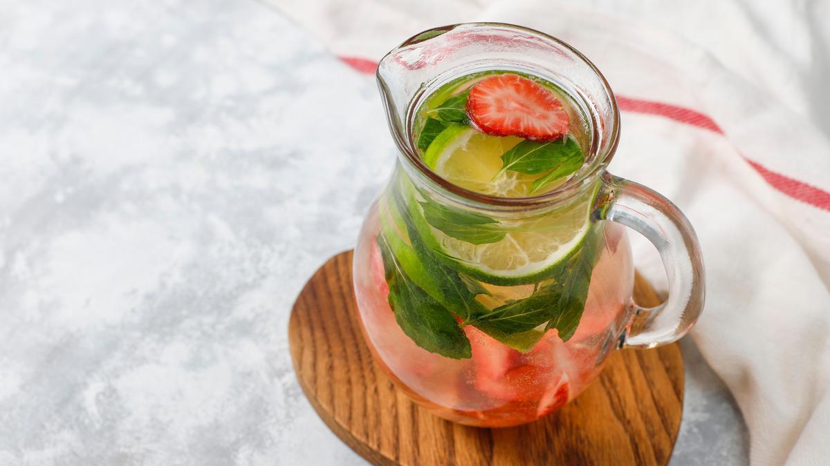 Infusión de hojas de fresa con un trozo de lima.