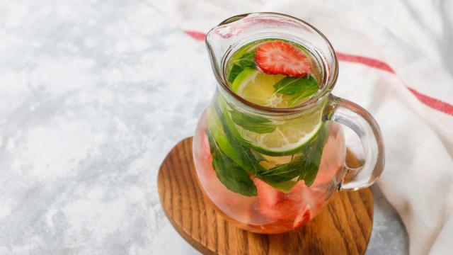 Infusión de hojas de fresa con un trozo de lima. Infusión de hojas de fresa con un trozo de lima.