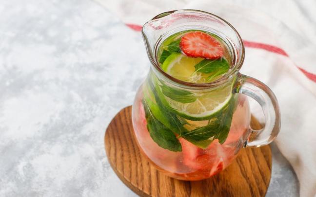 Infusión de hojas de fresa con un trozo de lima.