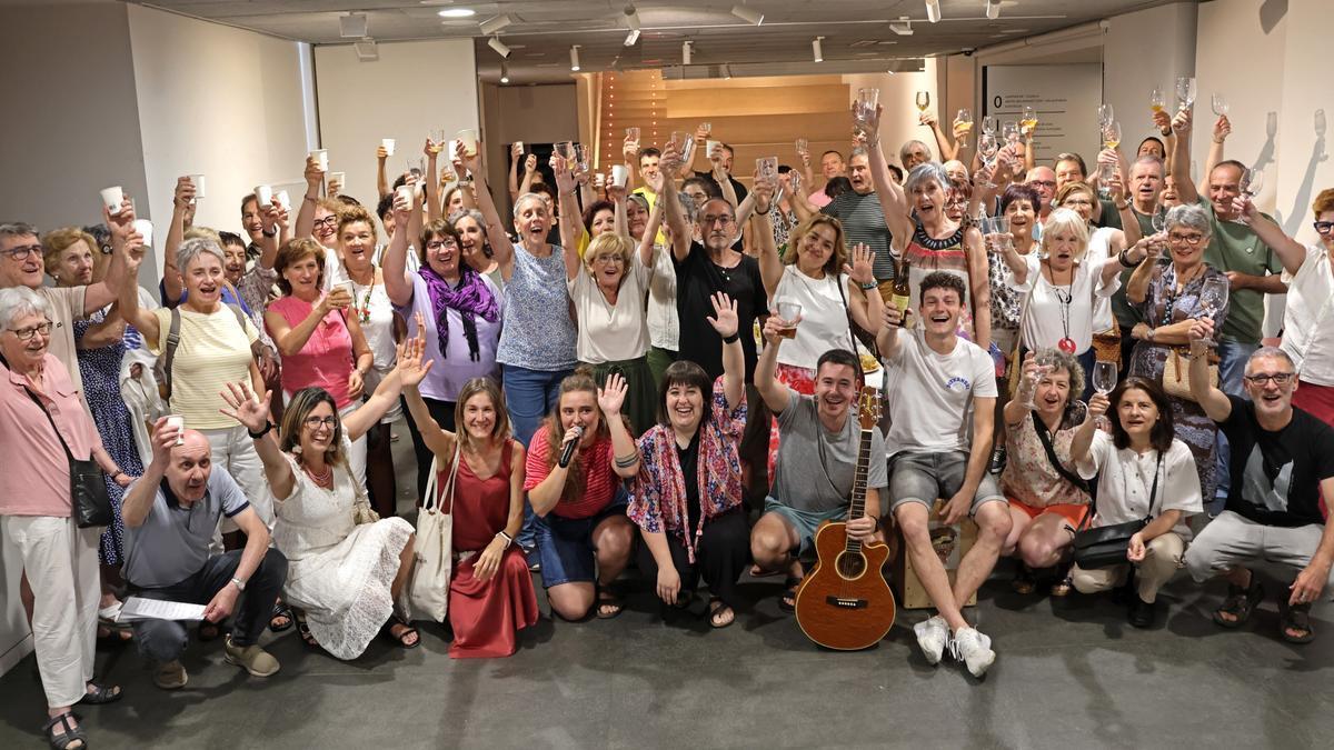 Un lunch y una foto de grupo puso fin al encuentro para conmemorar los 25 años de andadura de Tertuliak.