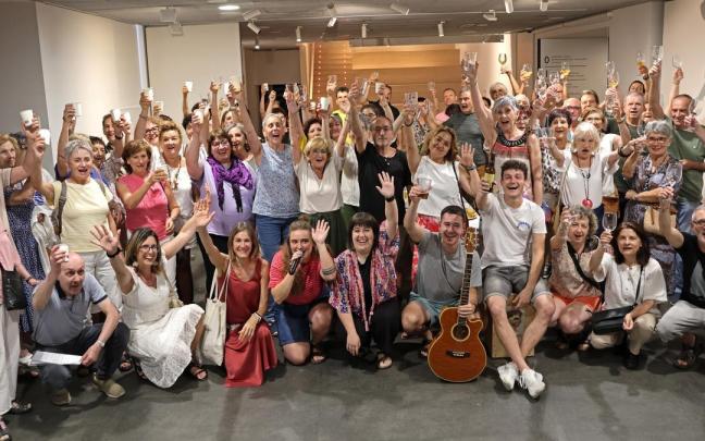 Un lunch y una foto de grupo puso fin al encuentro para conmemorar los 25 años de andadura de Tertuliak.