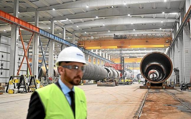 En la estructura productiva de Euskadi destaca la fuerte presencia de la industria. En la estructura productiva de Euskadi destaca la fuerte presencia de la industria.