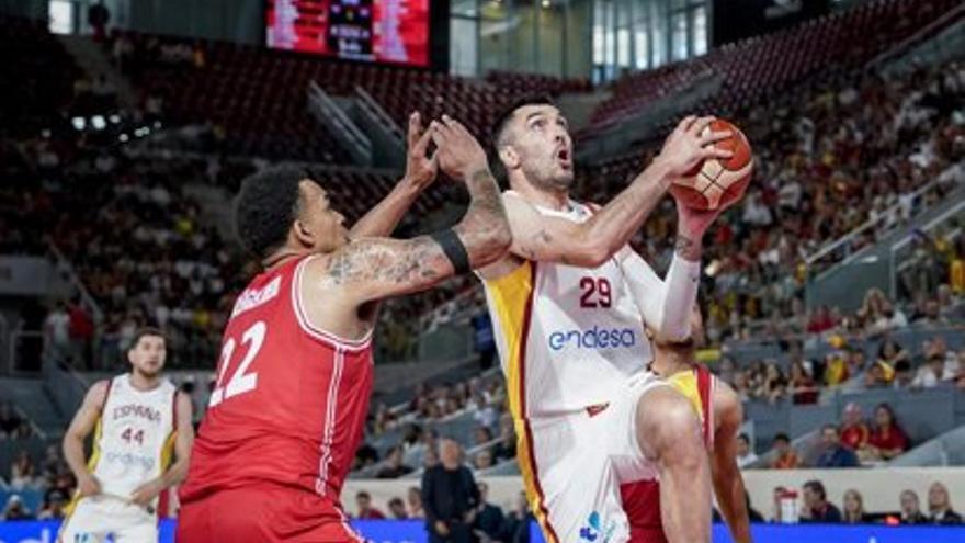 Oriola entra a canasta en el partido frente a Dinamarca