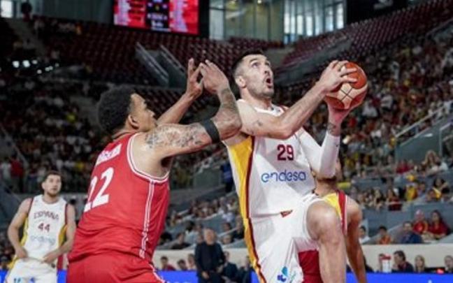 Oriola entra a canasta en el partido frente a Dinamarca