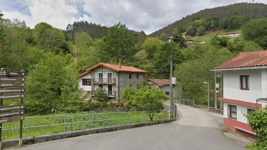 Larruskain cuenta con caseríos dispersos, separados entre sí por amplias distancias.