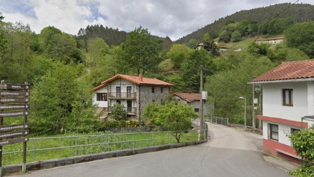 Larruskain cuenta con caseríos dispersos, separados entre sí por amplias distancias.