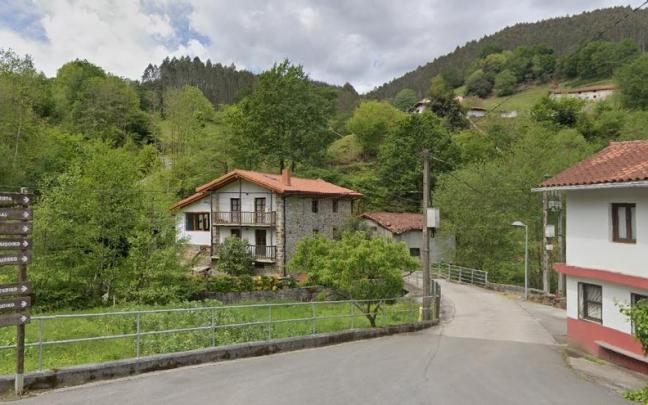 Larruskain cuenta con caseríos dispersos, separados entre sí por amplias distancias.