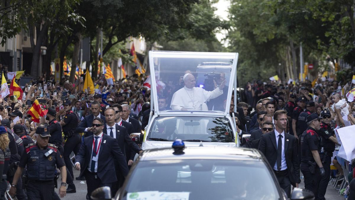 Miles de fieles esperan la llegada del Papa León XIV a la Sagrada Familia