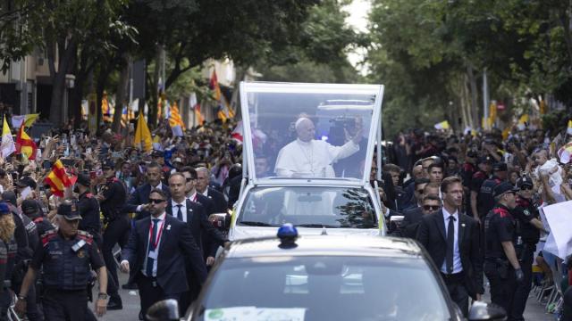 Miles de fieles esperan la llegada del Papa León XIV a la Sagrada Familia