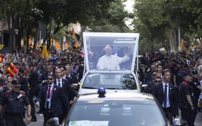 Miles de fieles esperan la llegada del Papa León XIV a la Sagrada Familia