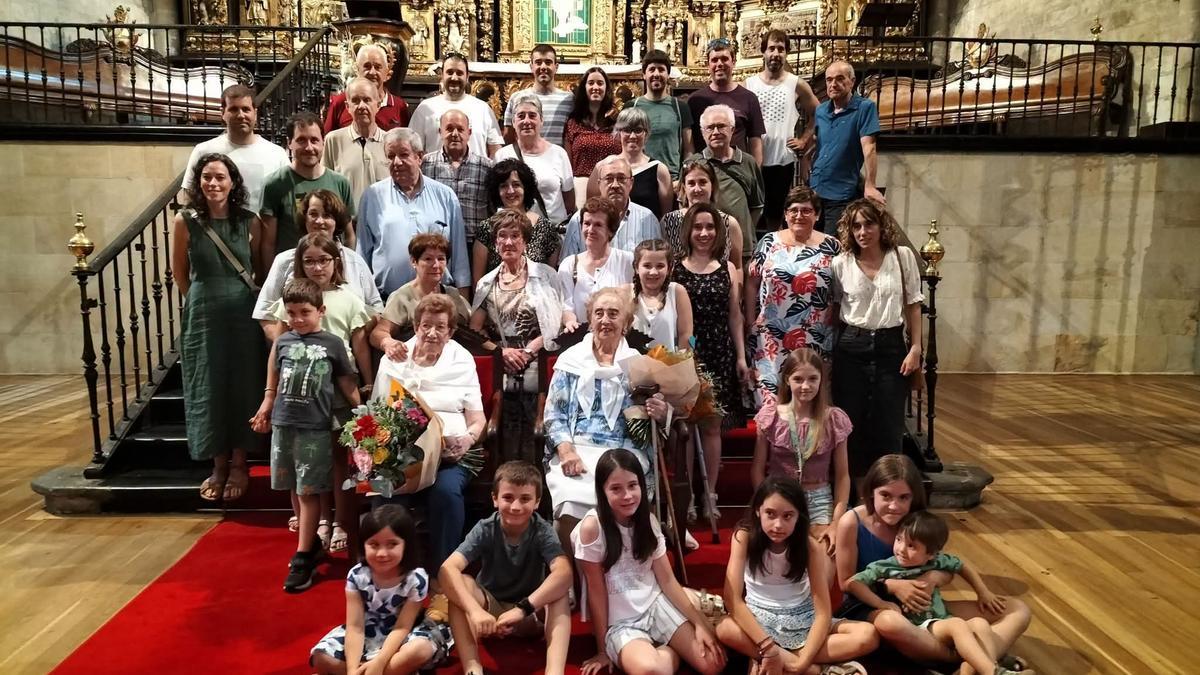 Las homenajeadas rodeadas de sus familiares.