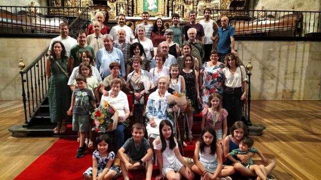 Las homenajeadas rodeadas de sus familiares.