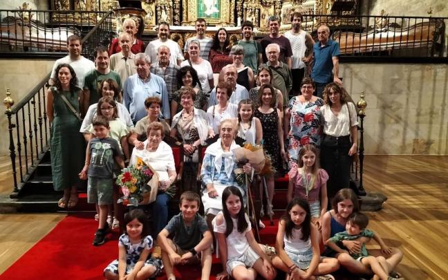 Las homenajeadas rodeadas de sus familiares.