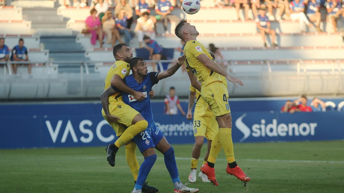Da Graca intenta disputar un balón aéreo durante el partido ante el Cartagena / SD Amorebieta