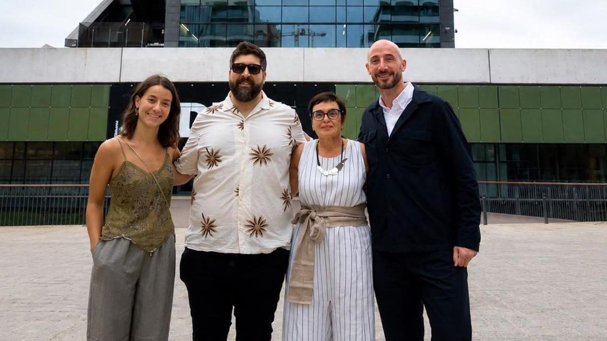 Representantes del Ayuntamiento de Eibar y el Museo de la Industria Armera, en Barcelona, donde tuvo lugar la entrega del premio.