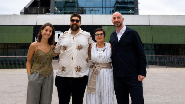 Representantes del Ayuntamiento de Eibar y el Museo de la Industria Armera, en Barcelona, donde tuvo lugar la entrega del premio.