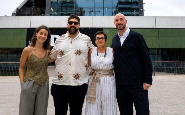 Representantes del Ayuntamiento de Eibar y el Museo de la Industria Armera, en Barcelona, donde tuvo lugar la entrega del premio.