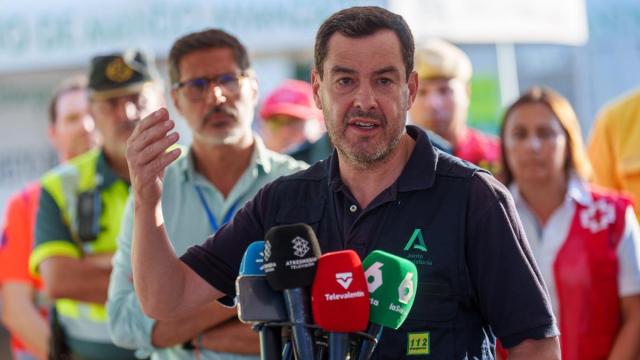 El presidente andaluz, Moreno Bonilla, compareciendo en el Puesto de Mando Avanzado