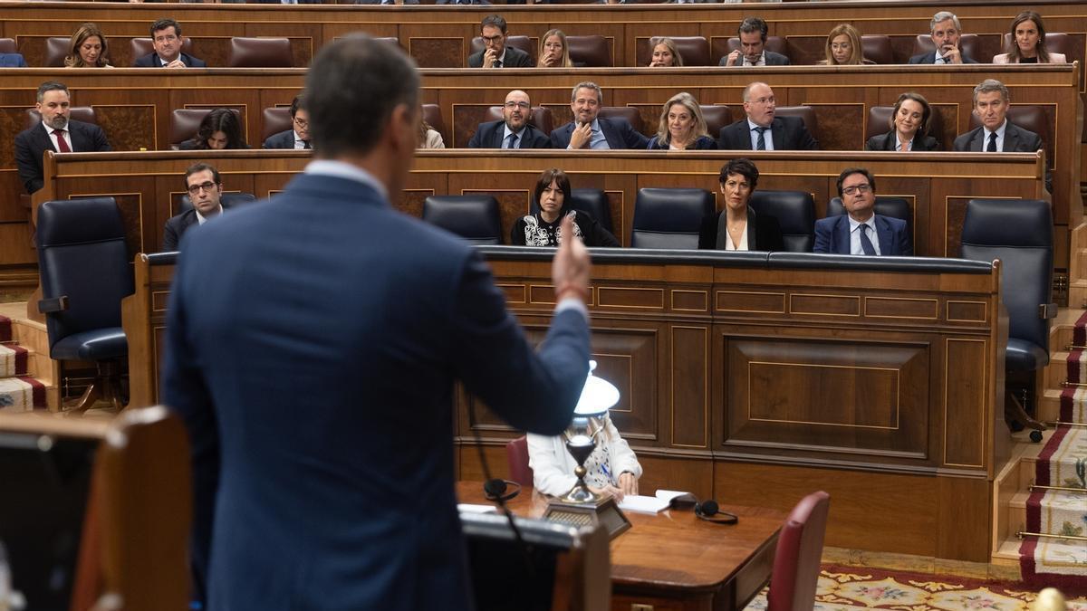 El presidente del Gobierno español, Pedro Sánchez, frente a la bancada del PP en el Congreso de los Diputados.