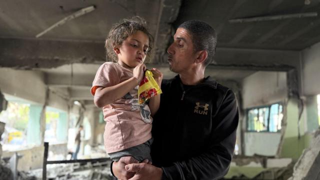 Basem Mohamed Yusef al Shij Jalil posa con la pequeña Ward. / EFE Basem Mohamed Yusef al Shij Jalil posa con la pequeña Ward.