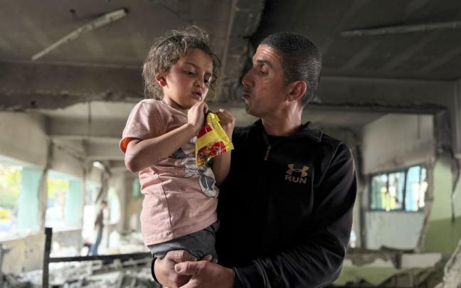 Basem Mohamed Yusef al Shij Jalil posa con la pequeña Ward.