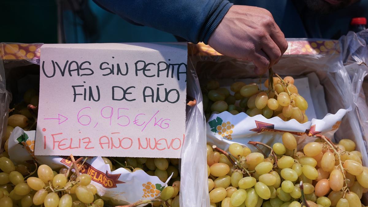 Expositor con uvas en una frutería de un mercado de abastos.