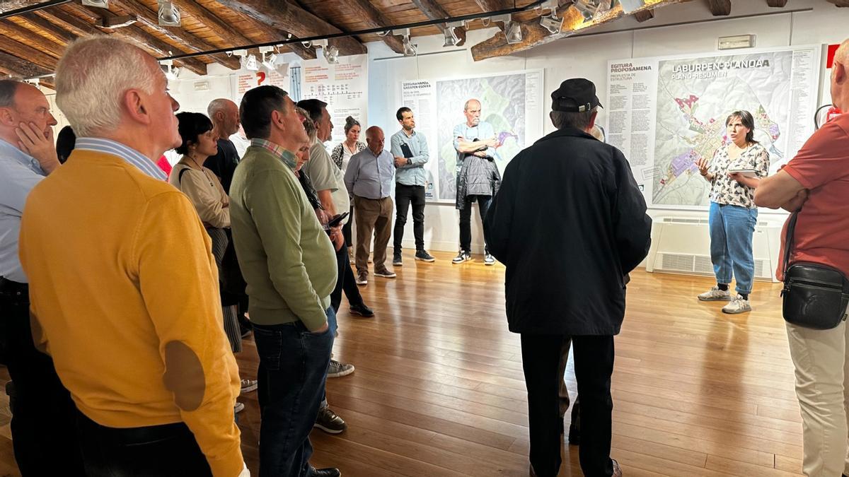 Vecinos de Laudio en la exposición sobre el borrador del PGOU en la casa de cultura