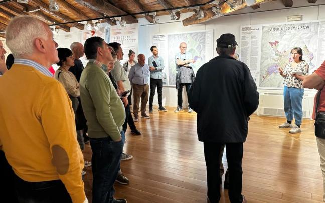 Vecinos de Laudio en la exposición sobre el borrador del PGOU en la casa de cultura / Ayuntamiento de Laudio Vecinos de Laudio en la exposición sobre el borrador del PGOU en la casa de cultura