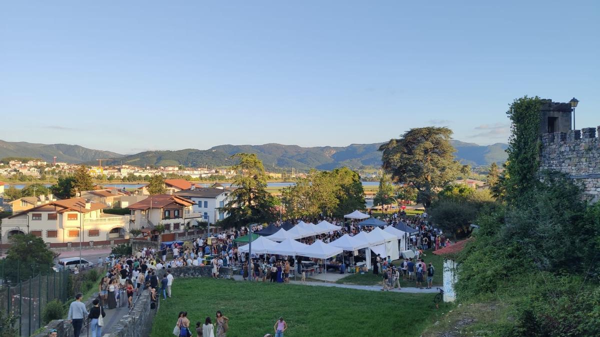 Foto de una edición previa de la feria de cerveza artesanal Aparra, que se celebra en los jardines de Kasino Zaharra, en Hondarribia.