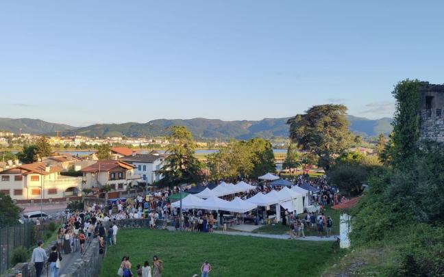 Foto de una edición previa de la feria de cerveza artesanal Aparra, que se celebra en los jardines de Kasino Zaharra, en Hondarribia.